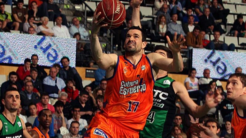 El Valencia asalta Badalona y da un paso hacia el 'playoff'
