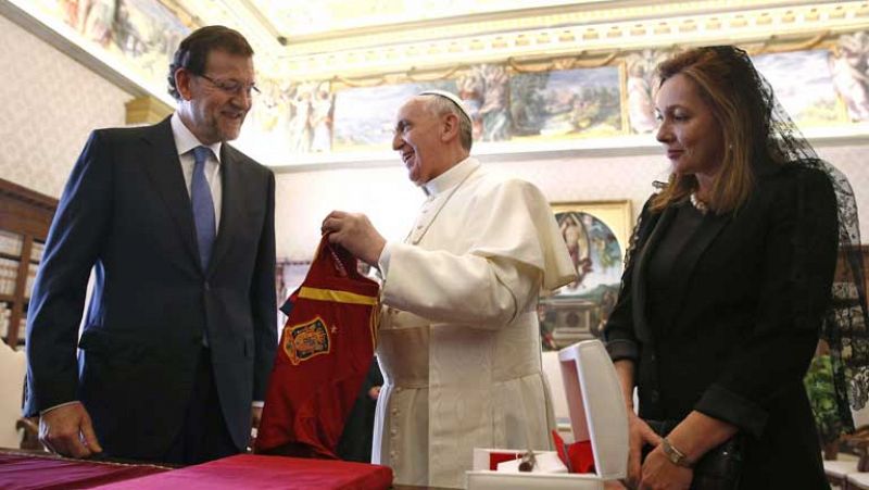 El papa Francisco recibe a Rajoy con el que charla en privado durante 24 minutos