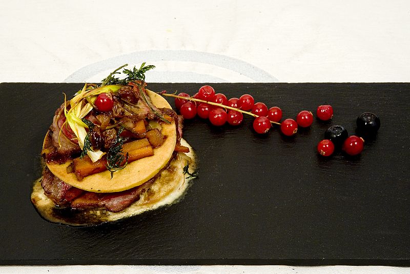Milhoja de presa ib�rica con tartaleta  de hierbas y mouse de setas