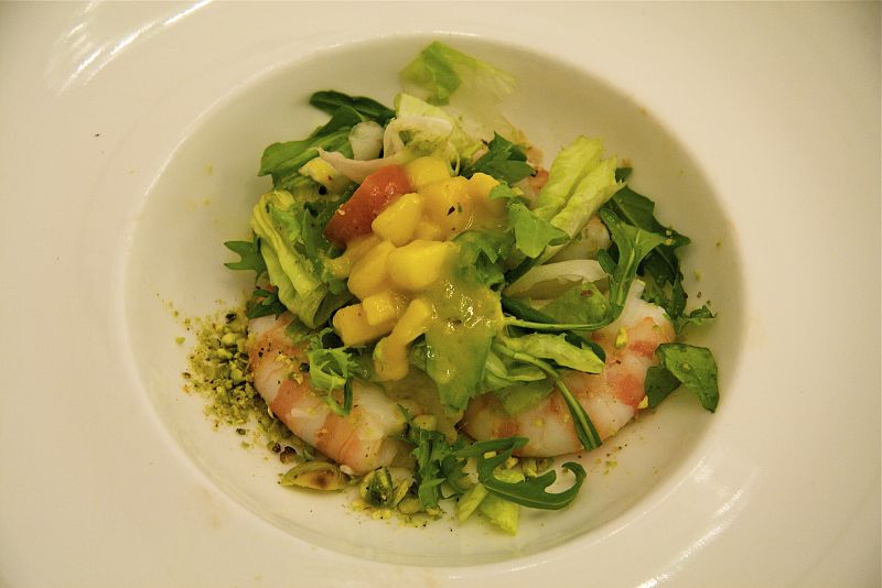 Langostinos de Sanl�car sobre ensalada de primavera