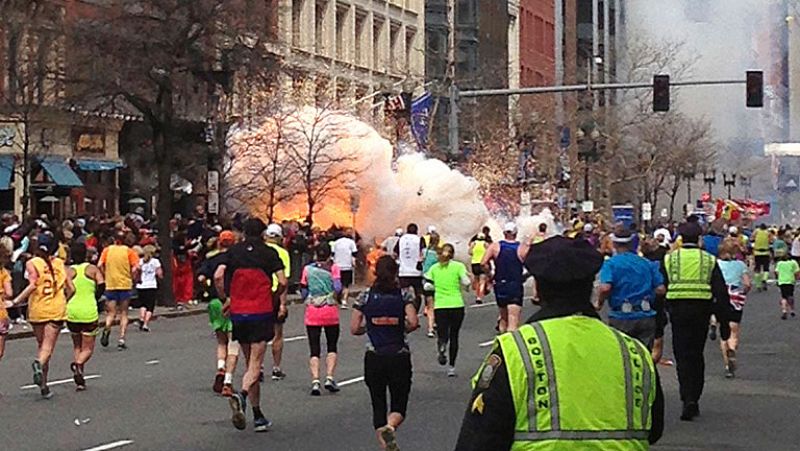 Tres víctimas mortales, uno de ellos menor, y más de cien heridos por las explosiones en Boston