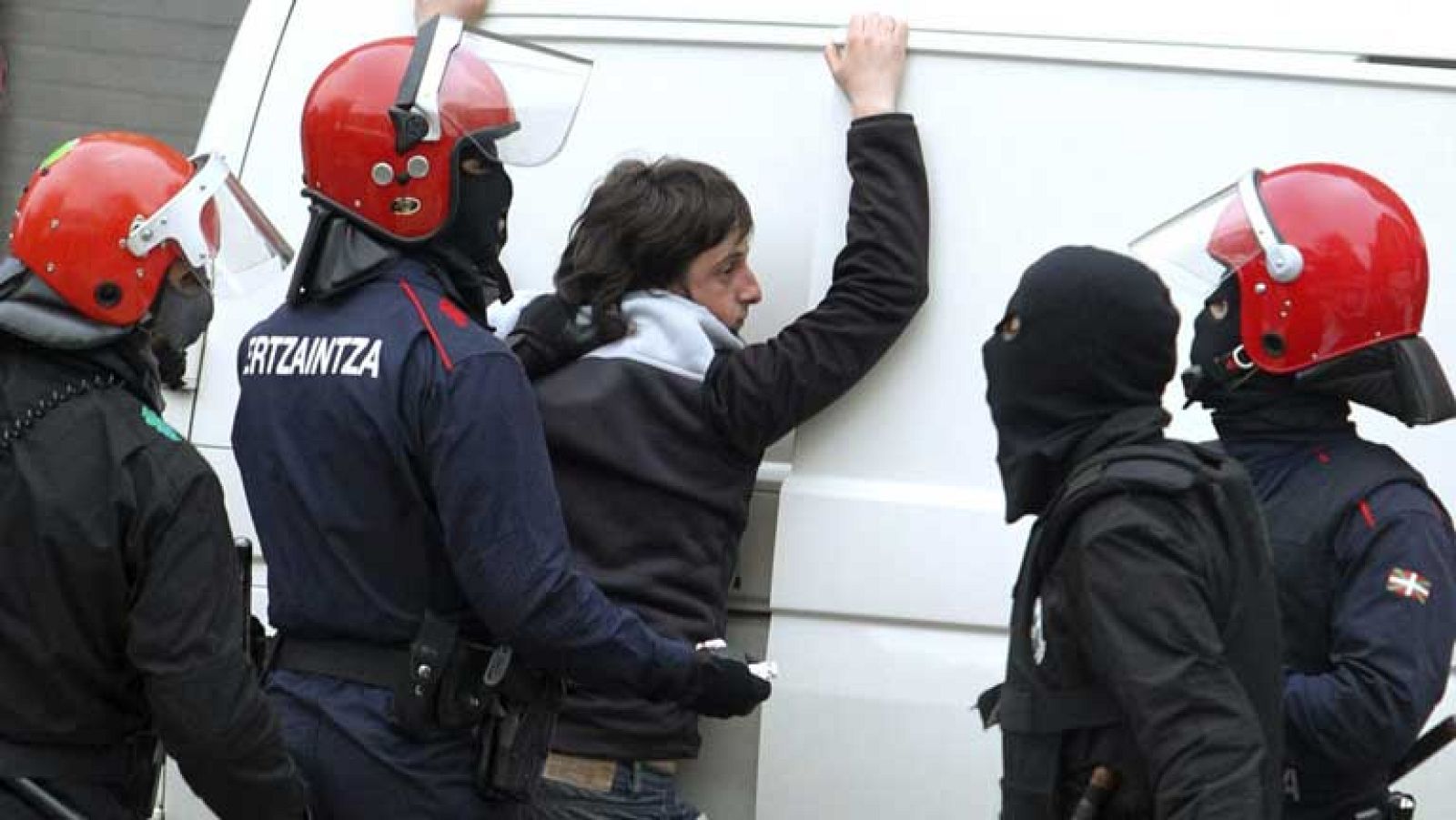 La Ertzaintza detiene a seis de los ocho miembros de Segi pese a la acampada en San Sebastián