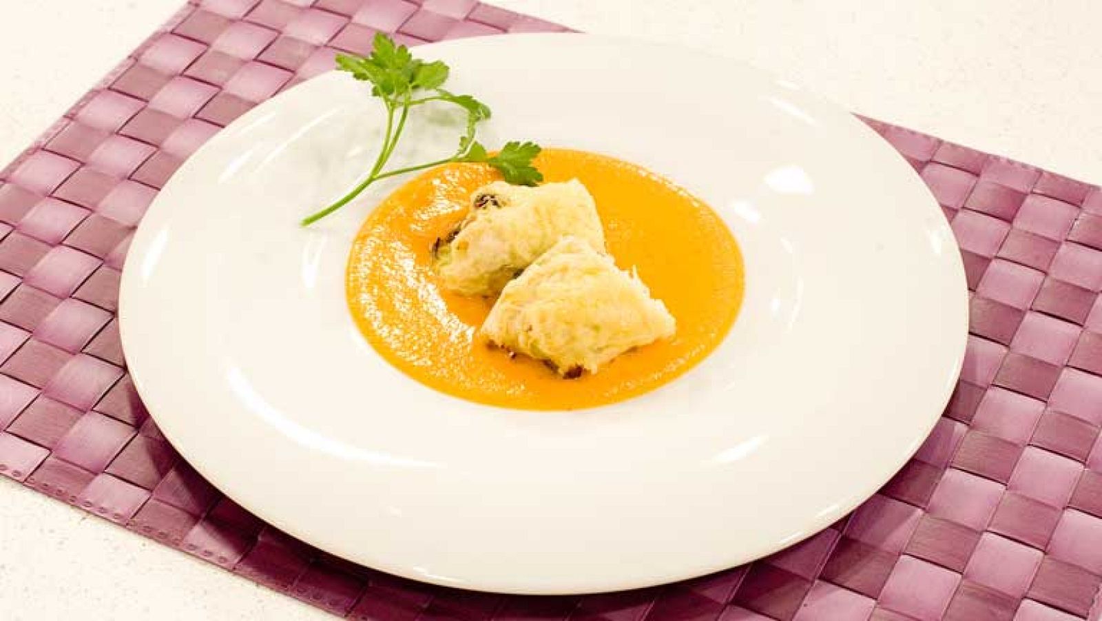 Saber cocinar - Rollitos de col con pollo y salsa zanahoria