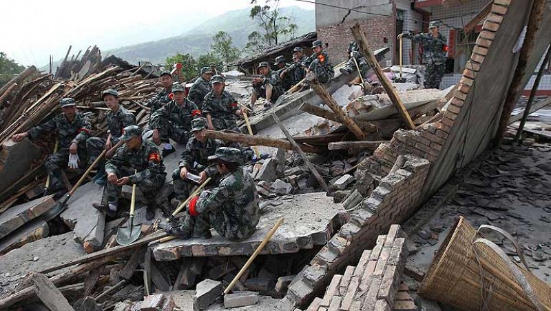 Más de 200 muertos y 11.000 heridos en un seísmo de magnitud 7 en el centro de China