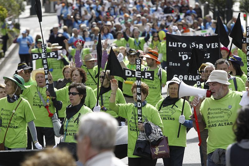 Miles de personas marchan en Vigo en protesta por la quita de las preferentes