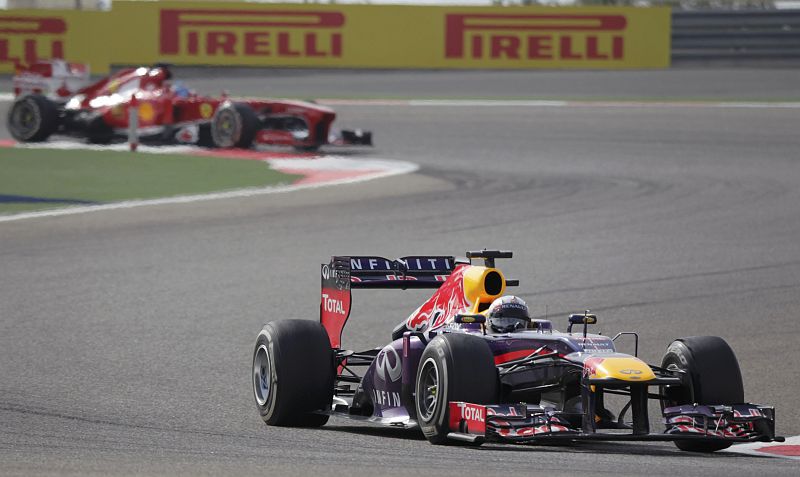 Vettel se corona "Rey de los dos mares" en Baréin por el infortunio de Alonso