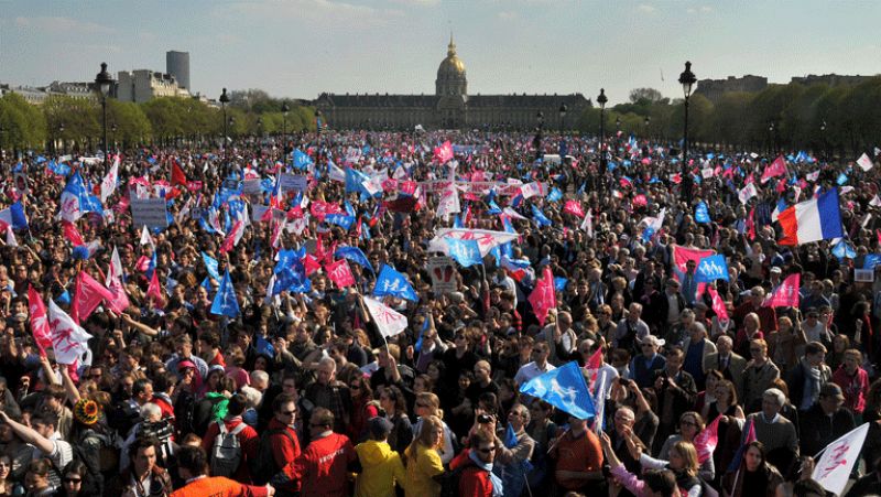 Decenas de miles de franceses piden no legalizar el matrimonio homosexual