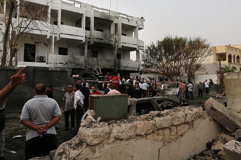 Atacan la embajada de Francia en Libia con un coche bomba