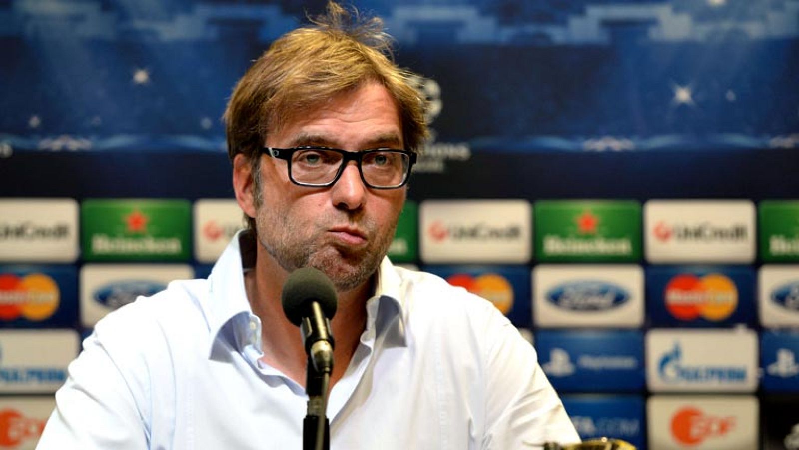 El entrenador del Borussia Dortmund, Jürgen Klopp, intentó hoy quitarle hierro, de cara al duelo de mañana contra el Real Madrid, a la marcha de Mario Götze al final de esta temporada para integrarse a la disciplina del Bayern de Múnich. "Tenemos que