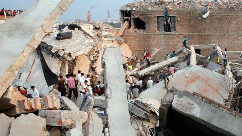 Al menos 140 muertos en el derrumbe de un edificio de ocho plantas en Bangladesh