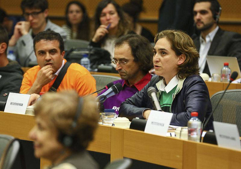 Colau dice en la Eurocámara que el "Gobierno ayuda a los bancos en vez de a la personas"