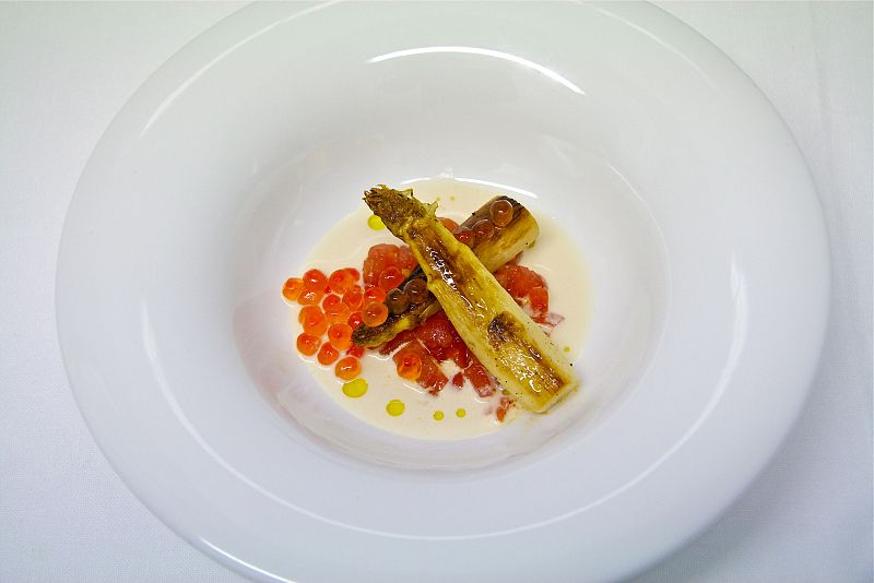 Esp�rragos blancos, mantequilla avellana y ajoblanco