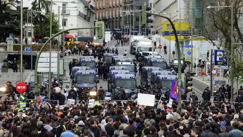 El 'asedio' al Congreso congrega a un millar de personas y termina con cargas policiales