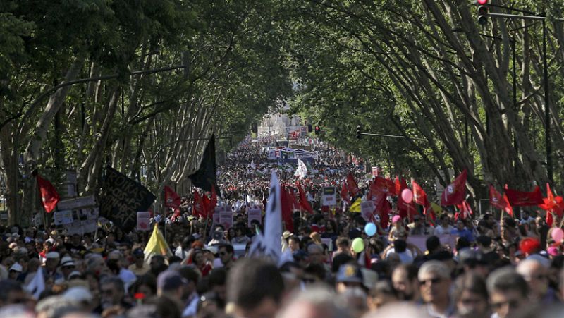 Lisboa se llena de claveles rojos y gritos contra la política de austeridad