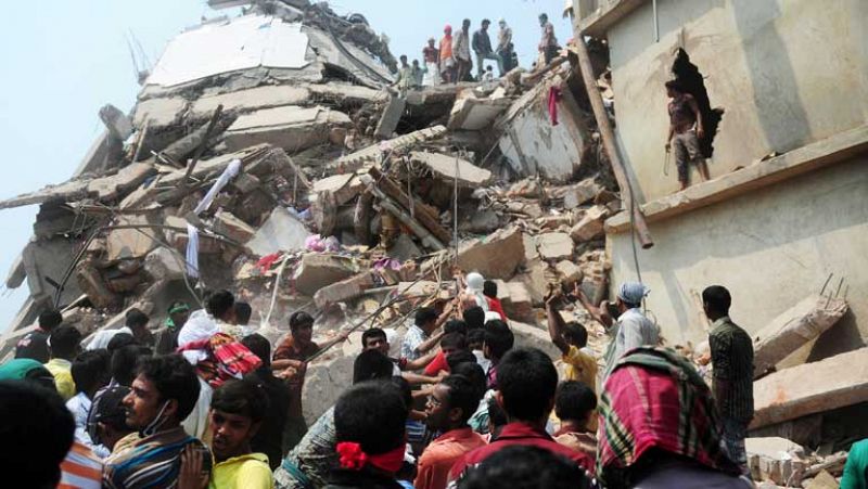 La policía reprime las protestas por los casi 300 muertos en el edificio derrumbado en Bangladesh