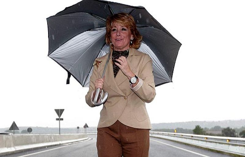 Aguirre insiste en que Rajoy sería "el primero en enterarse" si presentase su candidatura