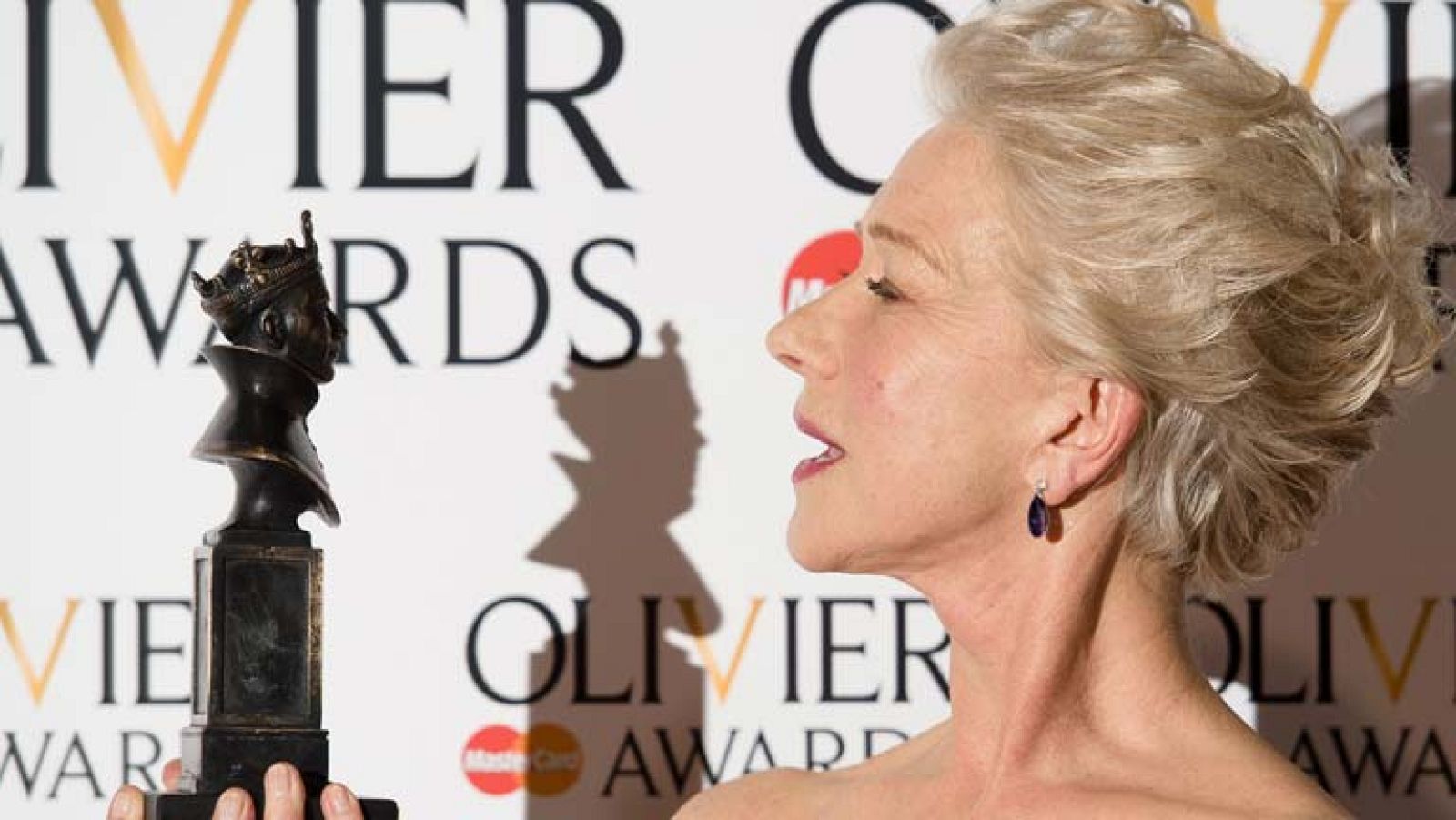 Helen Mirren triunfa como "mejor actriz" en los premios Olivier de teatro - Informativo 24h | Ver