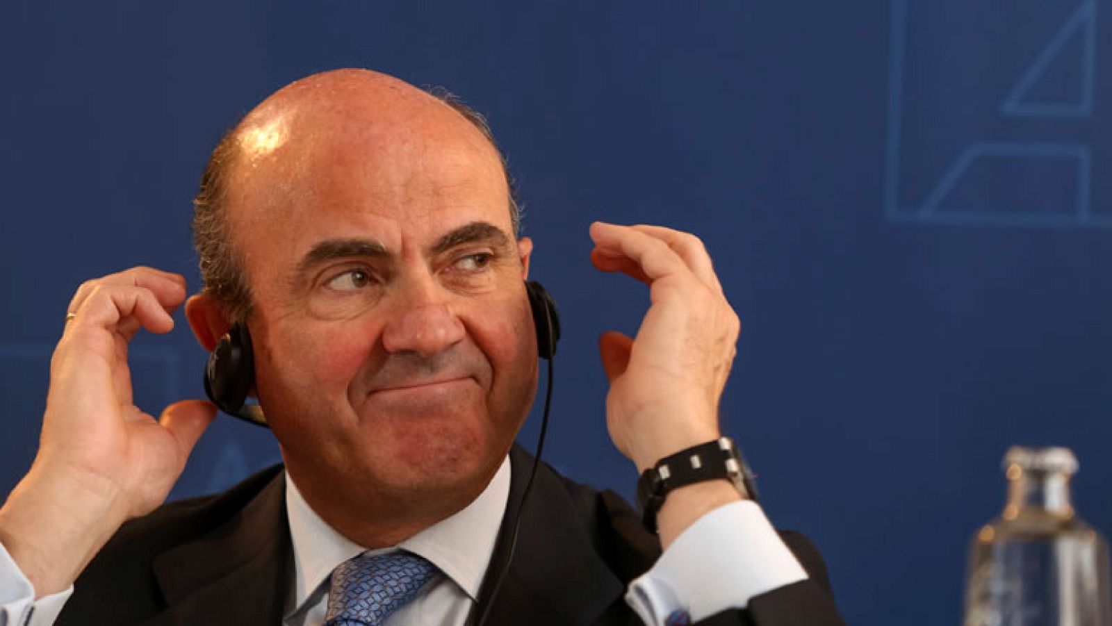 De Guindos ve "razonable" suprimir los billetes de 500 euros