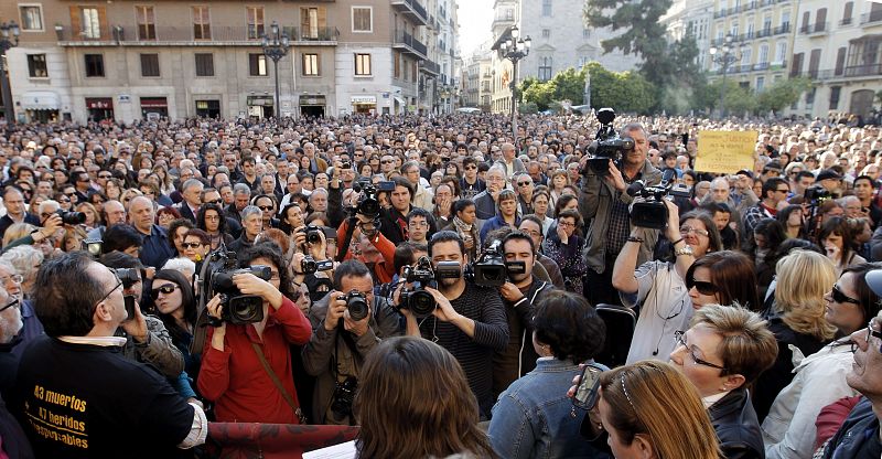 Miles de personas apoyan en Valencia a las víctimas del accidente de metro de julio de 2006