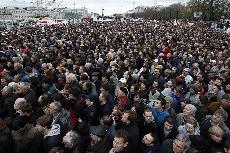 Miles de opositores se reúnen en Moscú para protestar por el año de "caza de brujas" de Putin