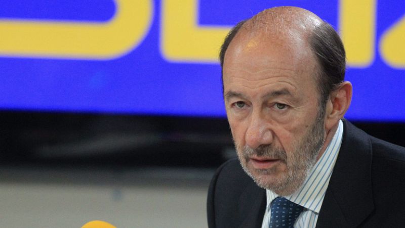 Rubalcaba pide un "poquito de humildad" a Rajoy y al comisario europeo Olli Rhen