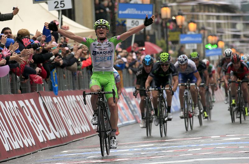 El joven Enrico Battaglin se impone tras un día de perros en el Giro