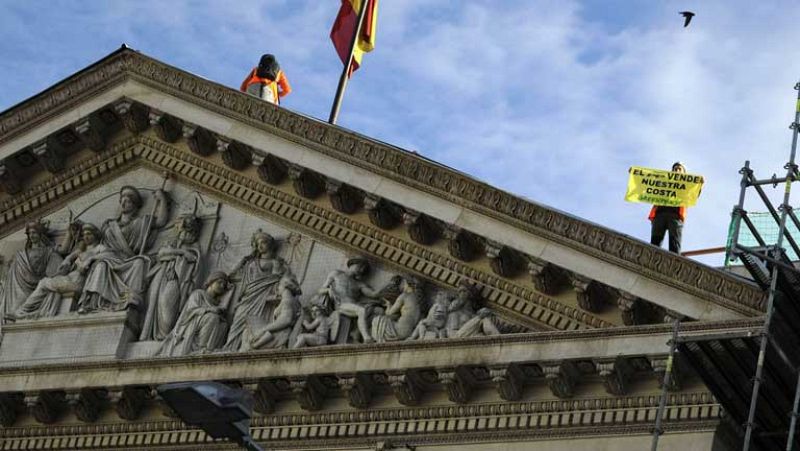 En libertad los activistas de Greenpeace detenidos por subir al Congreso contra la ley de costas