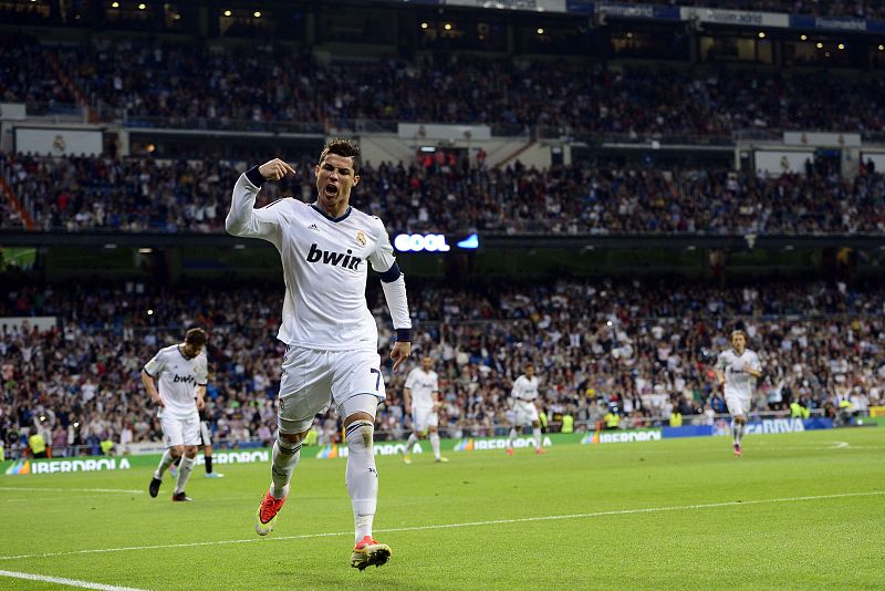 Cristiano Ronaldo celebra su gol 200 con el Madrid señalando al futuro