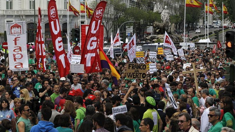 Miles de personas se manifiestan contra los recortes y la 'ley Wert' en la huelga educativa