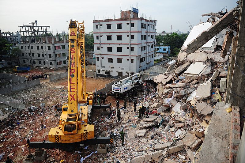 El desescombro del edificio derrumbado en Bangladesh durará aún una semana