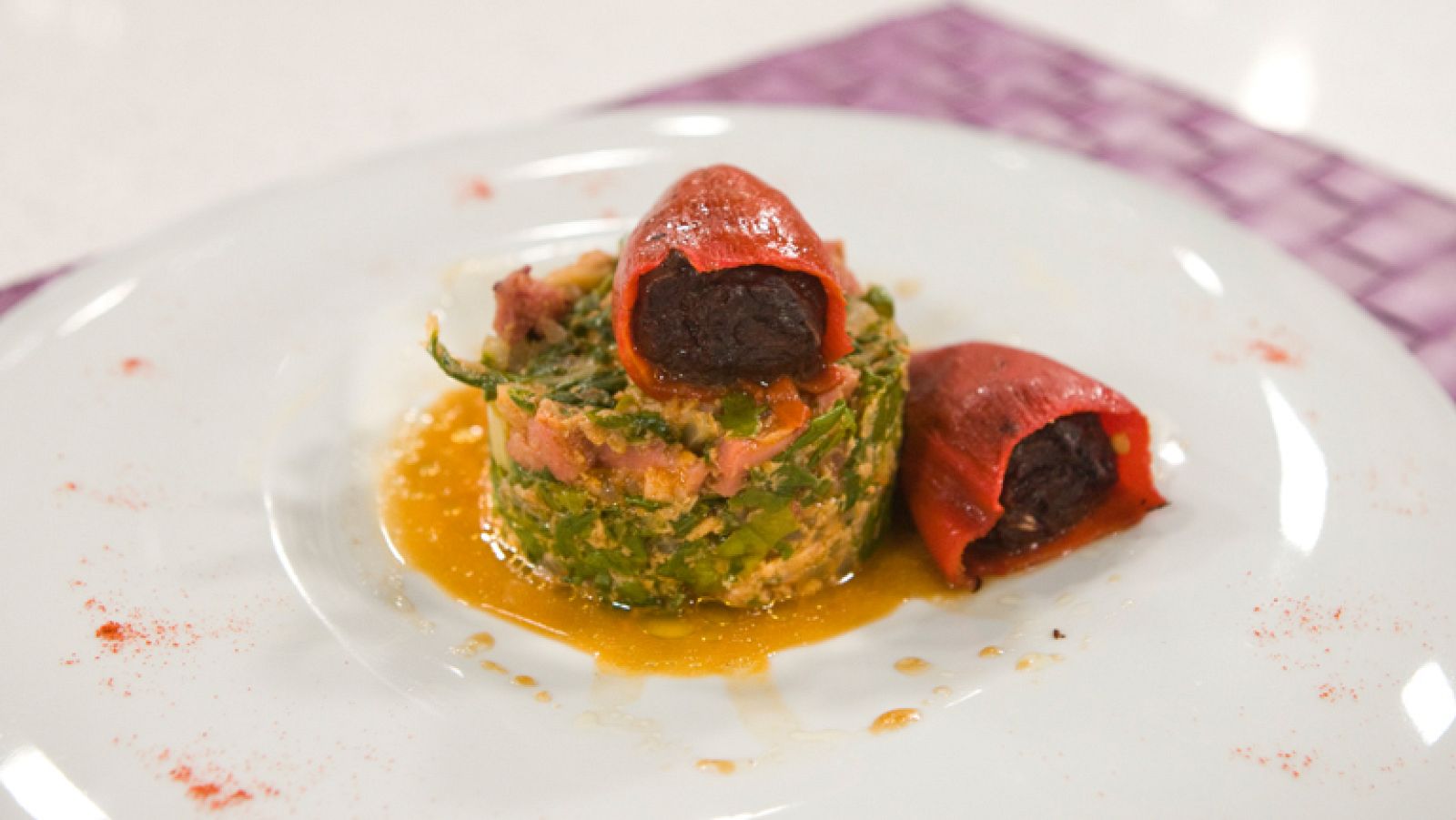 Saber cocinar - Codillo con acelgas y pimientos rellenos de morcilla