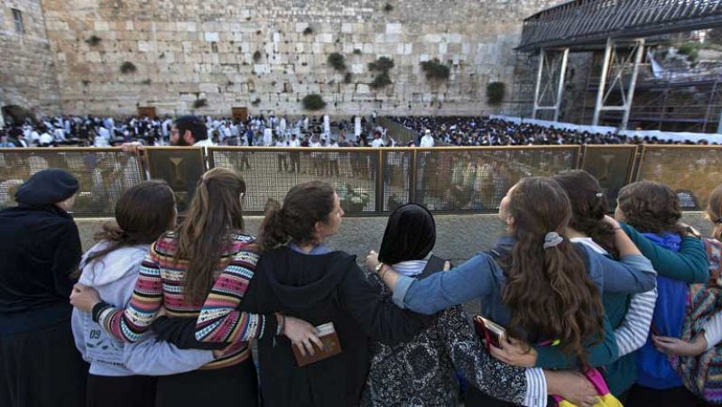 Judíos ultraortodoxos se enfrentan a las "Mujeres del Muro" durante el rezo en Jerusalén