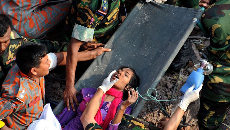 Rescatan con vida a una mujer 16 días después del derrumbe en Bangladesh