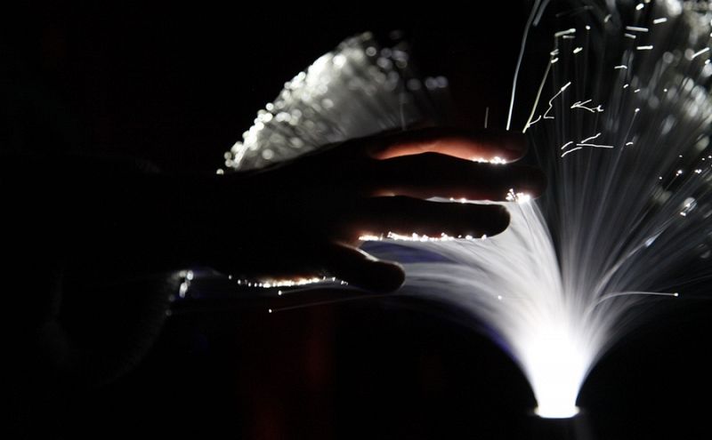 Una nueva fibra óptica que transmite al 99,7% de la velocidad de la luz en el vacío