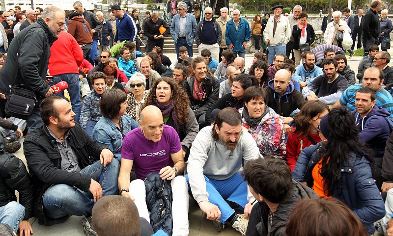 Dos centenares de personas arropan a una colaboradora de ETA para impedir su arresto