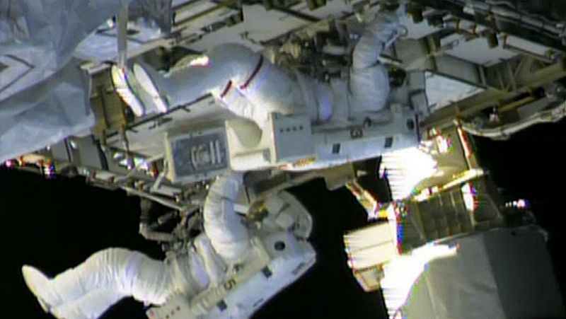 Dos astronautas salen al espacio para reparar una fuga de amoniaco en la ISS
