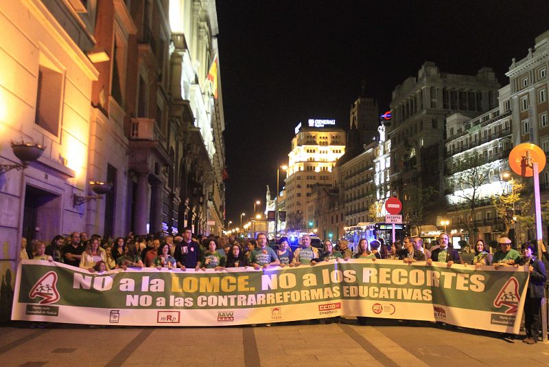 La comunidad educativa muestra su rechazo a la reforma en marchas nocturnas