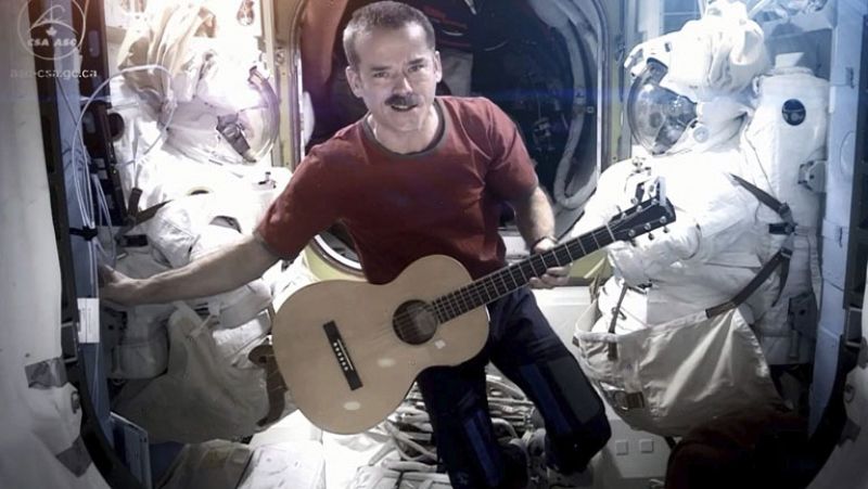 El astronauta Chris Hadfield se despide de la Estación Espacial Internacional con "Space Oddity"