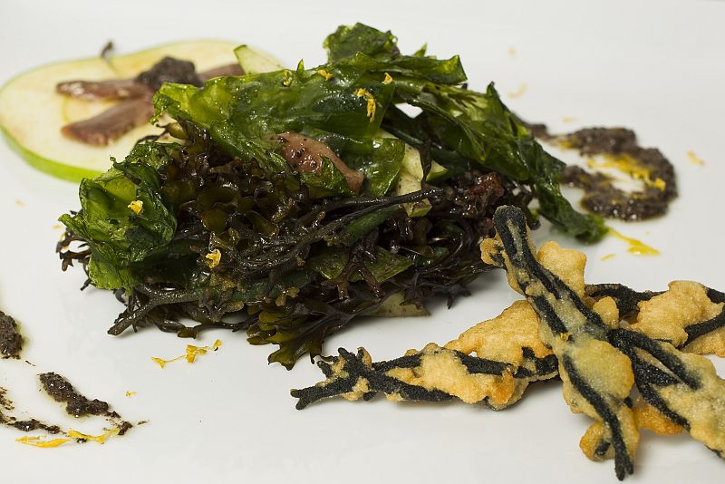 Ensalada de algas al aceite de olivas negras y en tempura