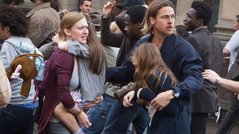 Brad Pitt lucha contra unos zombis implacables en 'Guerra Mundial Z'