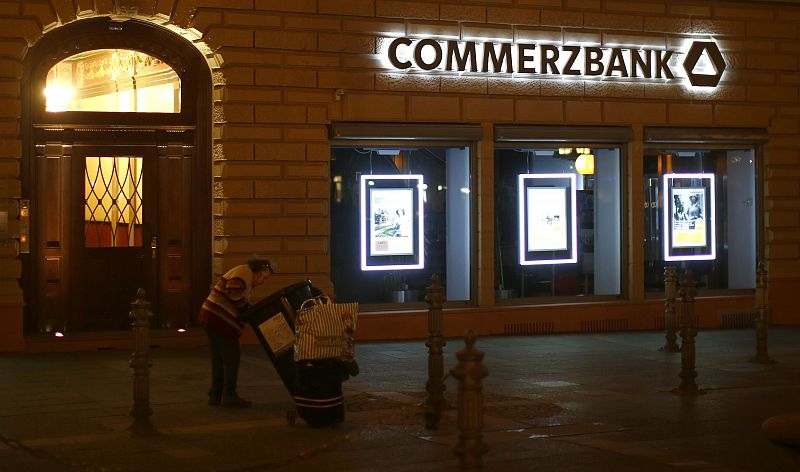 El Estado alemán vende con pérdidas un 25% del Commerzbank, al que rescató en 2008