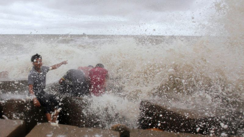 Al menos seis muertos y un millón de evacuados en Bangladesh por el ciclón "Mahasen"