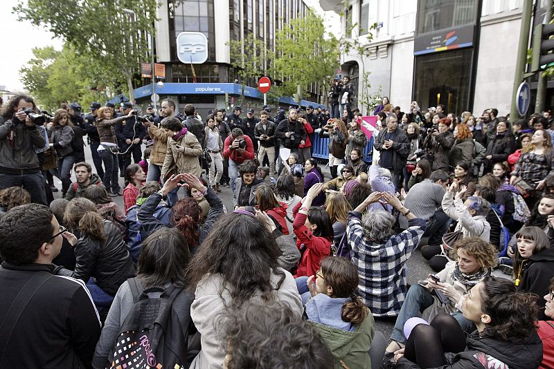 Cientos de personas exigen el "aborto libre y gratuito" frente a las sedes del PP