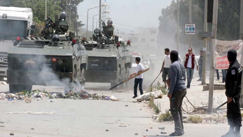 Al menos un muerto en Túnez tras los enfrentamientos entre antidisturbios y salafistas