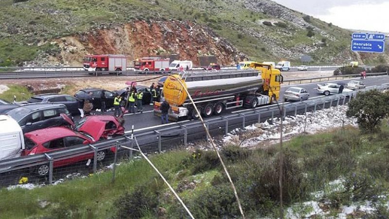 Una colisi�n con unos 50 veh�culos implicados deja 13 heridos en la A-1