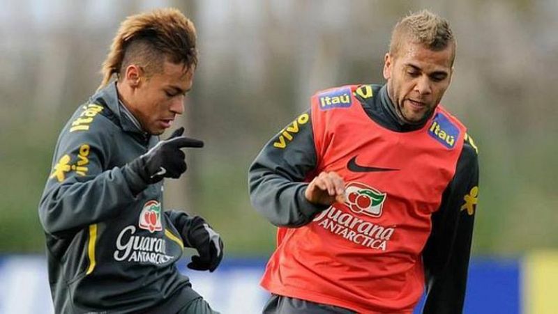 Alves: "Si Neymar viene, va a ayudar mucho a Messi"