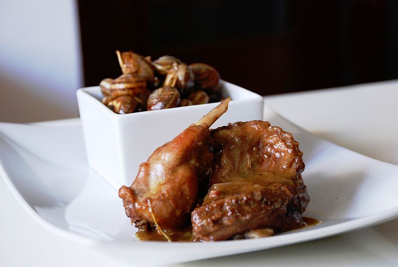 Conejo con caracoles