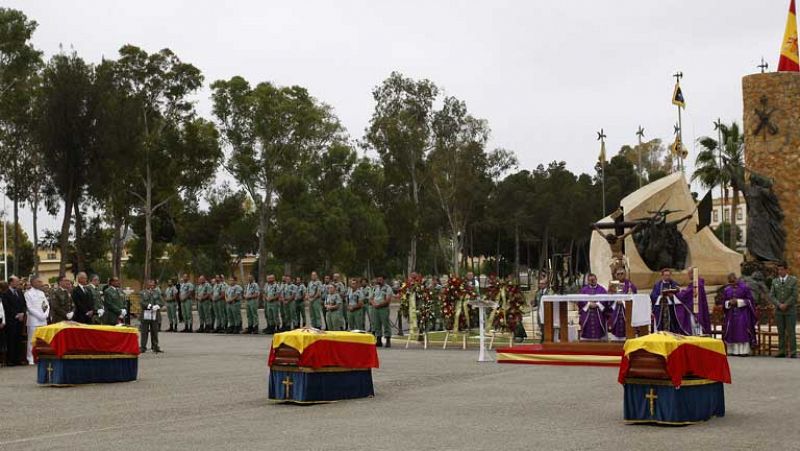 El ministro de Defensa preside el funeral por los tres artificieros fallecidos en Almería