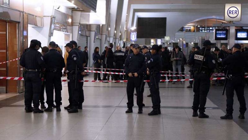 Las autoridades galas analizan las cámaras en busca del atacante del militar francés
