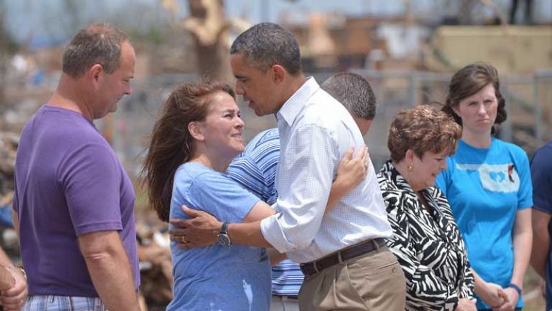 Obama visita la zona devastada por el tornado en Oklahoma y alienta a las víctimas